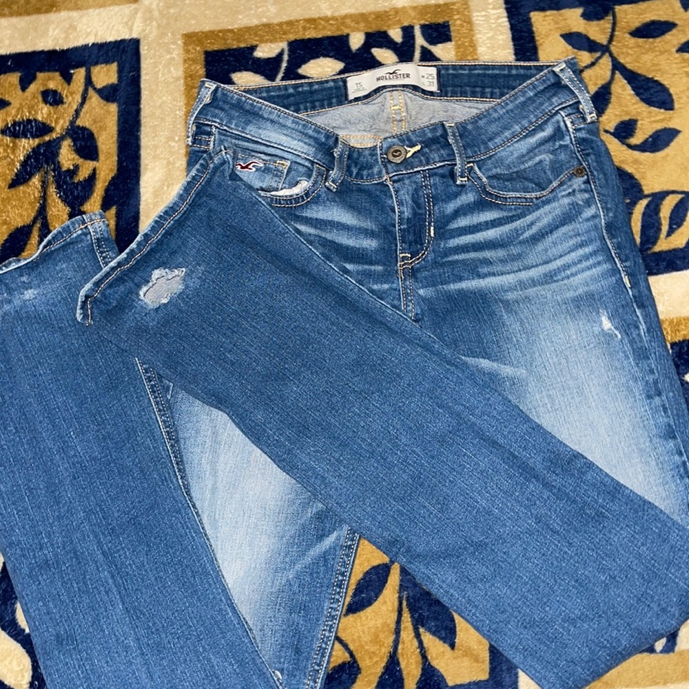 Size 1S Hollister ripped bootcut jeans ✨